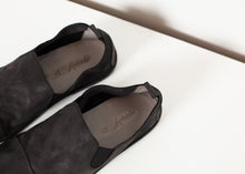 Tải hình ảnh vào trình xem Thư viện, Giày Chelsea cổ thấp màu đen