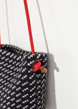 Tải hình ảnh vào trình xem Thư viện, Túi đeo vai len màu đen / trắng