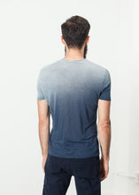 Load image into Gallery viewer, Overprint T-Shirt باللون الكحلي
