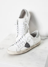 Load image into Gallery viewer, حذاء رياضي برقبة منخفضة
